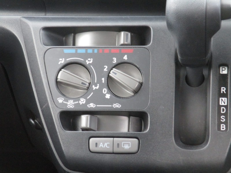 ダイハツ ミライース14枚目