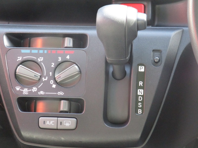 ダイハツ ミライース11枚目